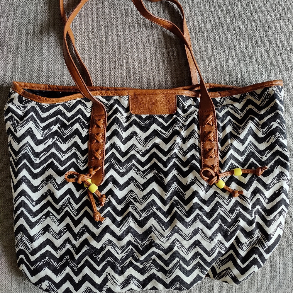 Black and white wavy lines Tote Bag